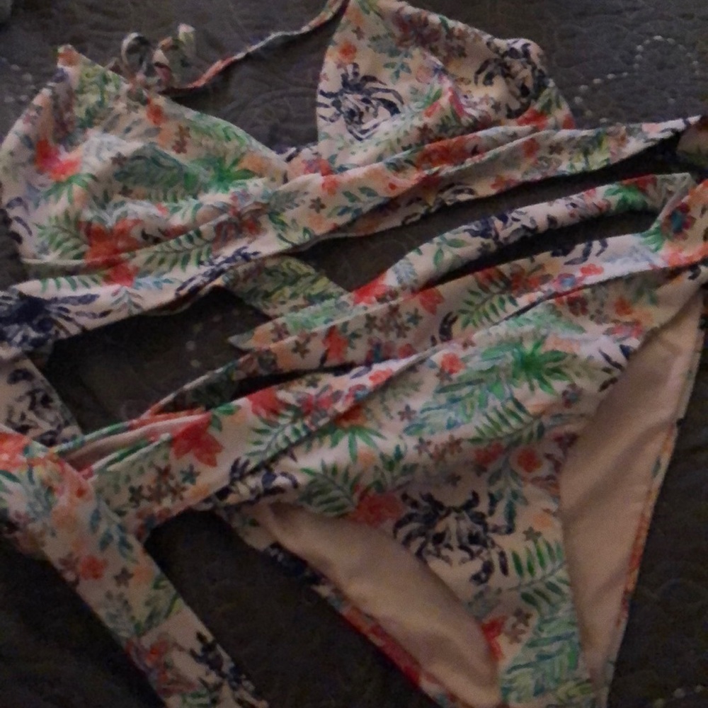 Bikini - Picture 1 of 3